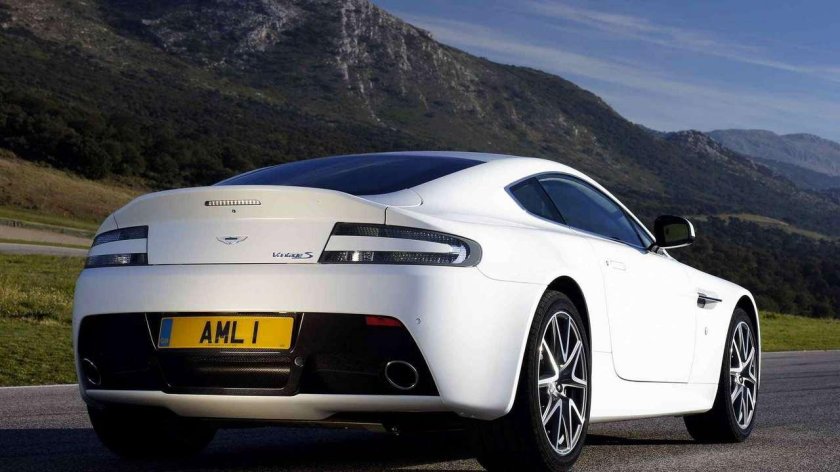 Aston Martin Vantage 2011