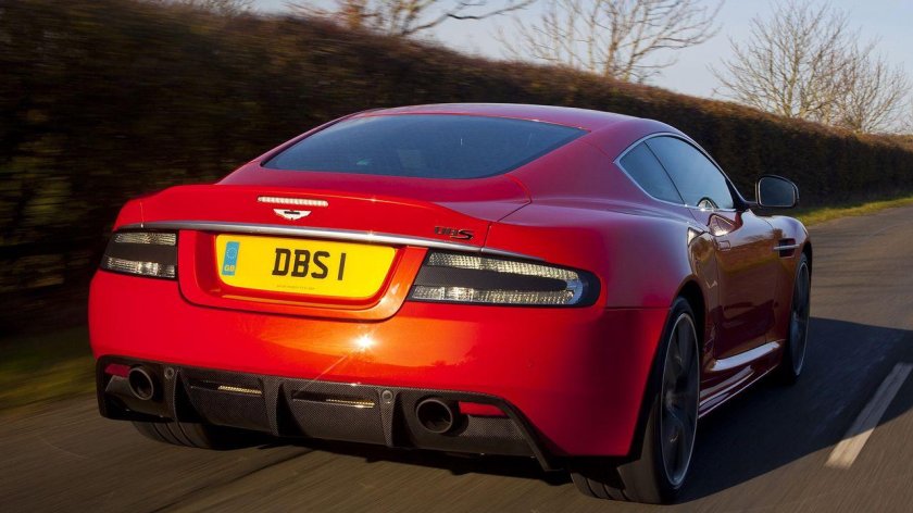 Aston Martin DBS сзади