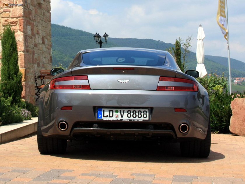 Aston Martin db9 сзади