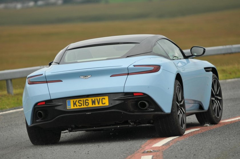 Aston Martin db11 сзади