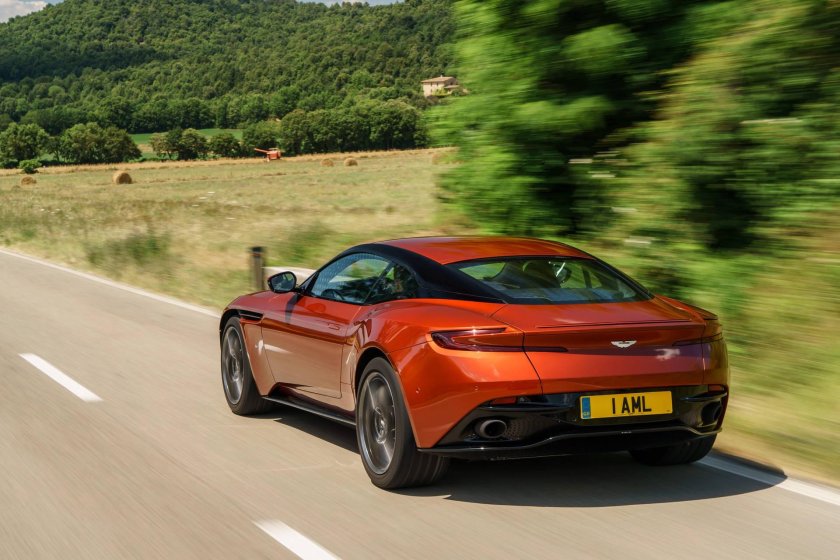 Машина Aston Martin db11