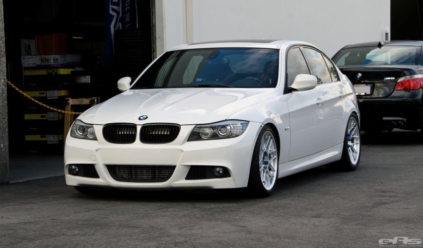 БМВ е90 белая