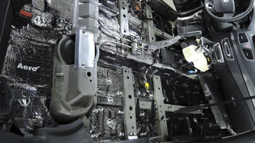 Шумоизоляция днища Renault Megane 2