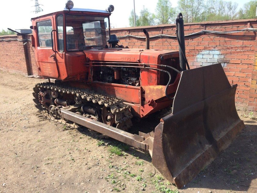 Трактор ДТ-75 бульдозер