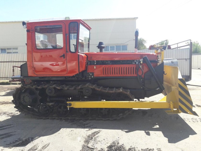 Трактор ДТ-75 бульдозер