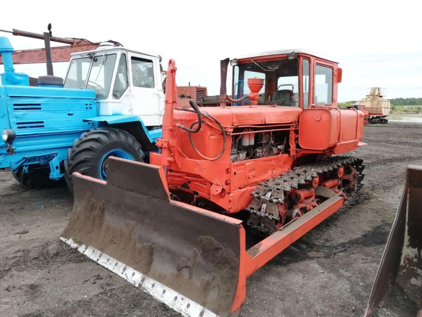 Трактор ДТ-75 бульдозер