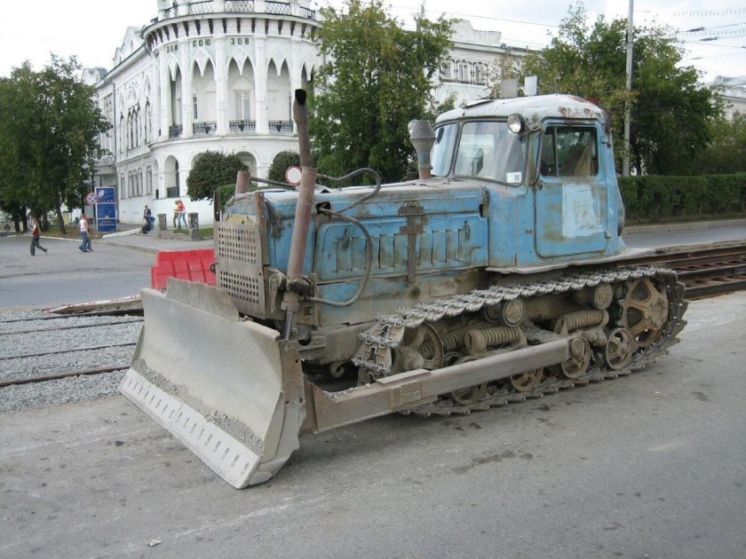 ДТ-75 трактор гусеничный
