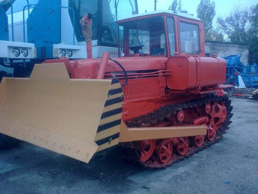 Трактор ДТ-75 бульдозер