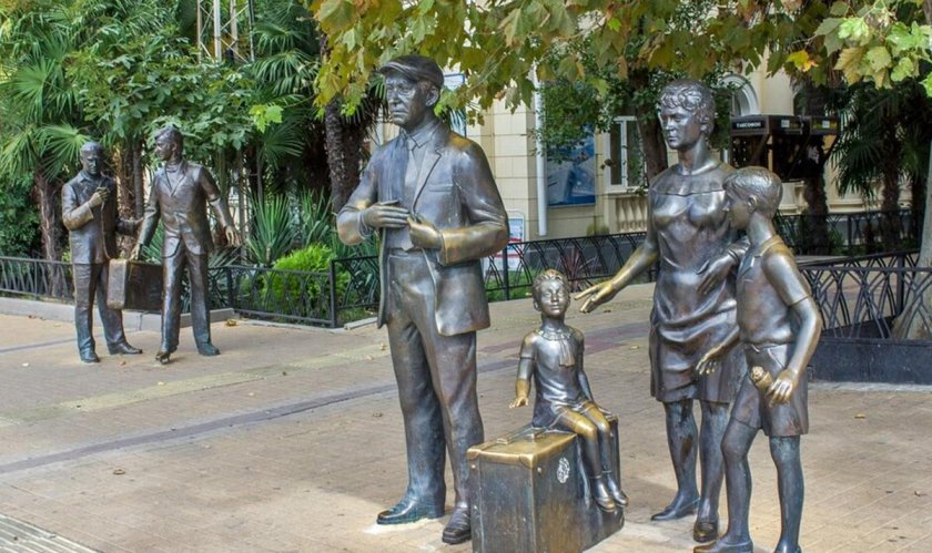 Морской вокзал сочи памятник бриллиантовая рука