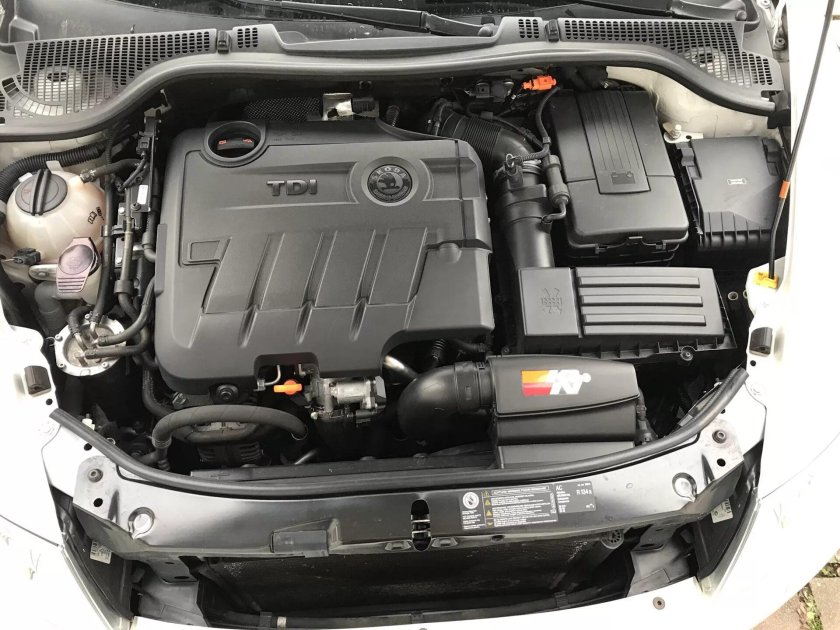 Шкода Октавия подкапотное пространство