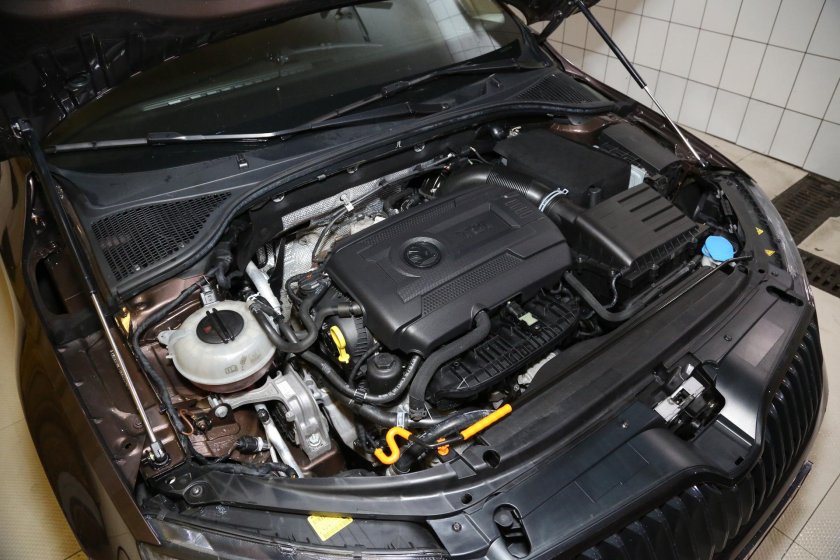 Моторный отсек Шкода Октавия а7 1.4