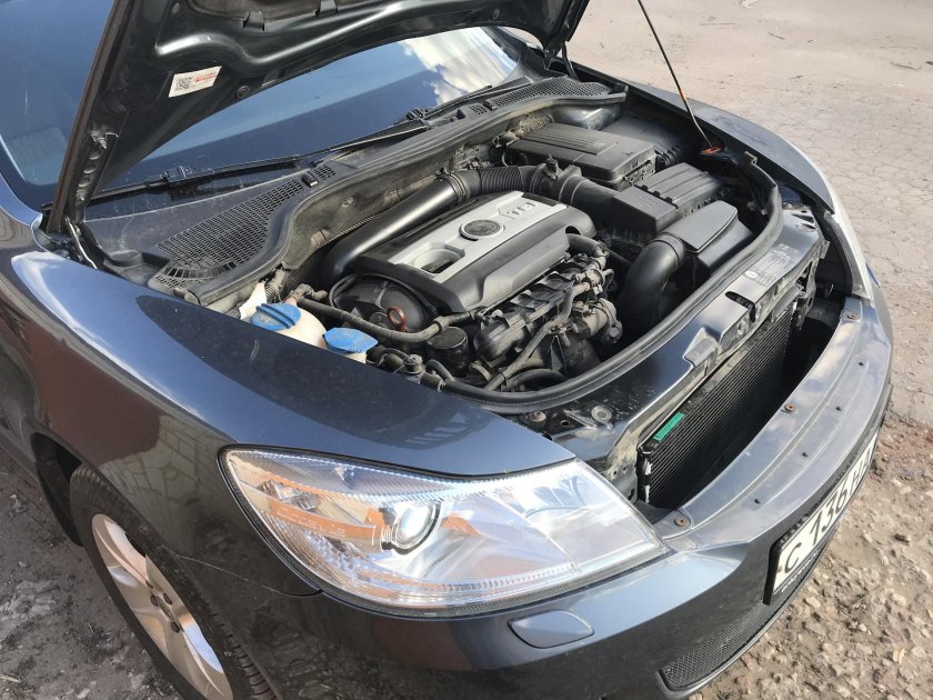 Открытый капот Октавия а5