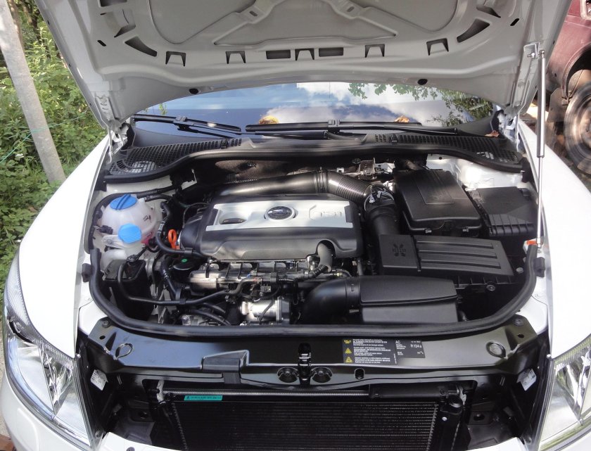 Уплотнитель капота Октавия а5