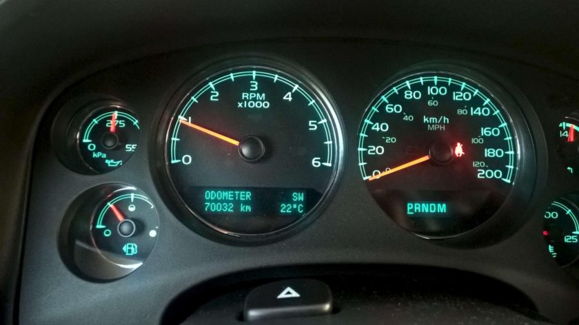 Chevrolet Tahoe 2005 приборная панель