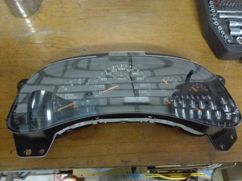 Chevrolet Tahoe 2005 стекло приборной панели