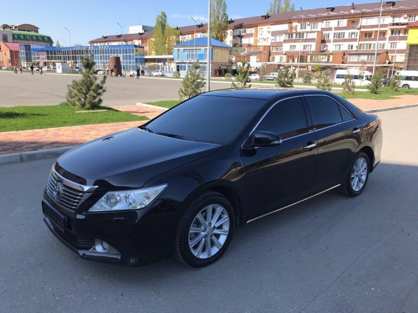 Черная Toyota Camry 50