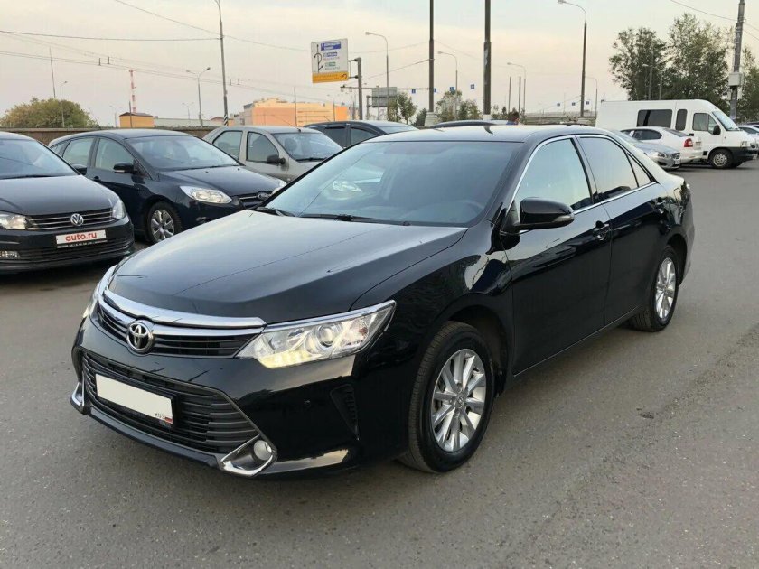 Черная тойота камри