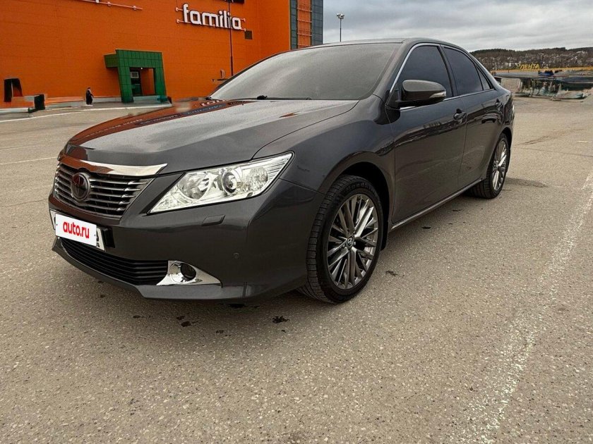 Серая тойота камри
