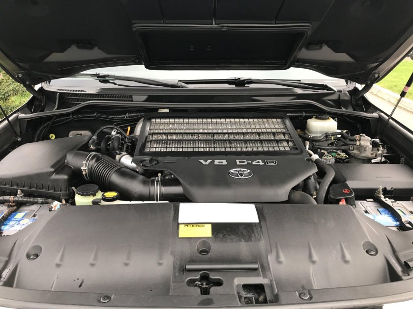 Land Cruiser 200 подкапотное пространство