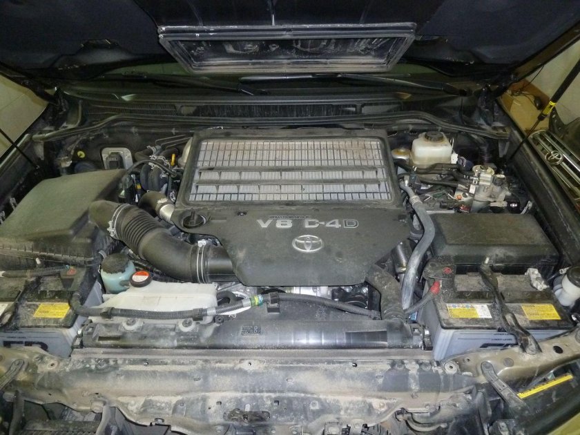 Подкапотное пространство ленд Крузер 200 дизель