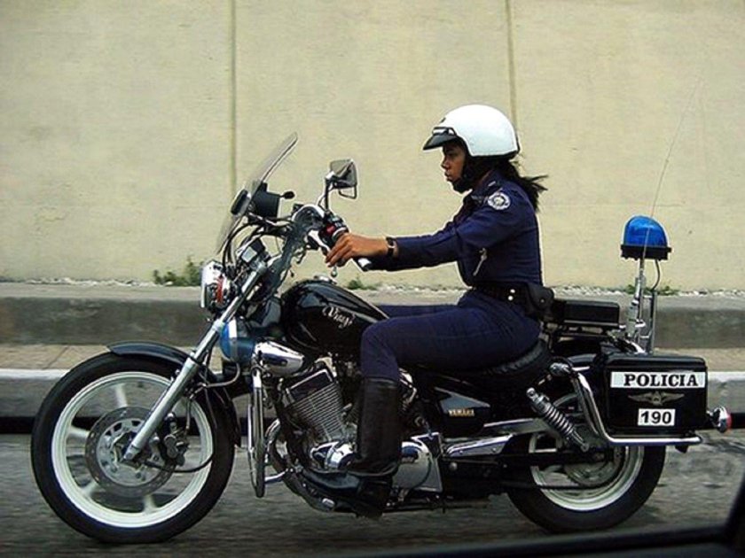 Женщина полицейский на мотоцикле