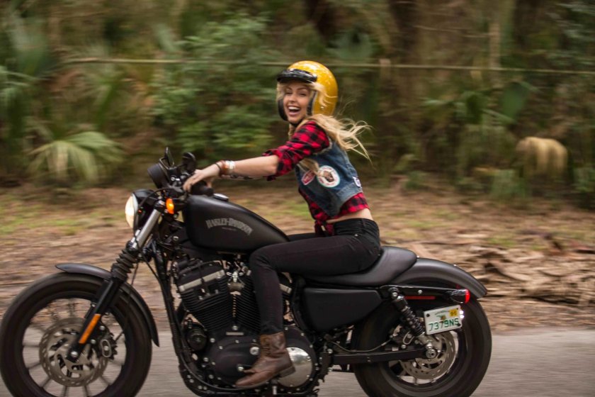 Harley Davidson Sportster 883 girl