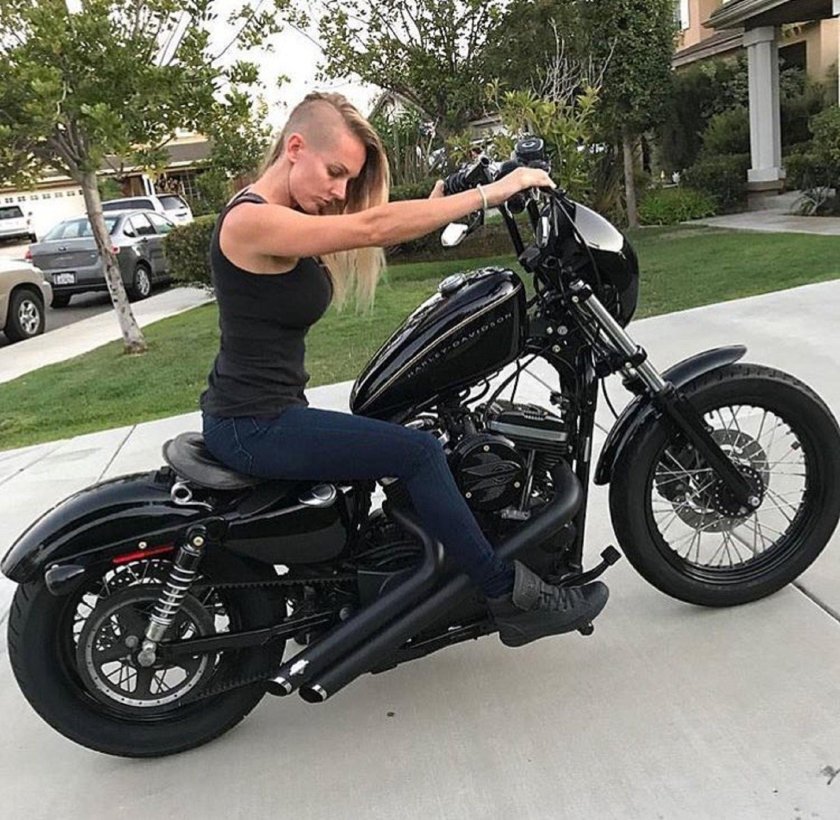 Harley Davidson Sportster и девушка