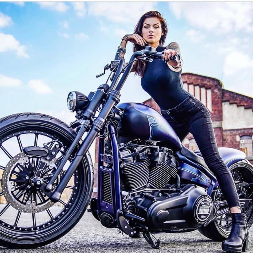 Байкерша на Харлей Дэвидсон
