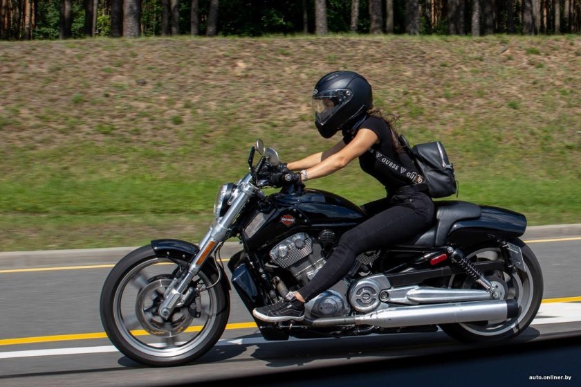 Девушка на мотоцикле