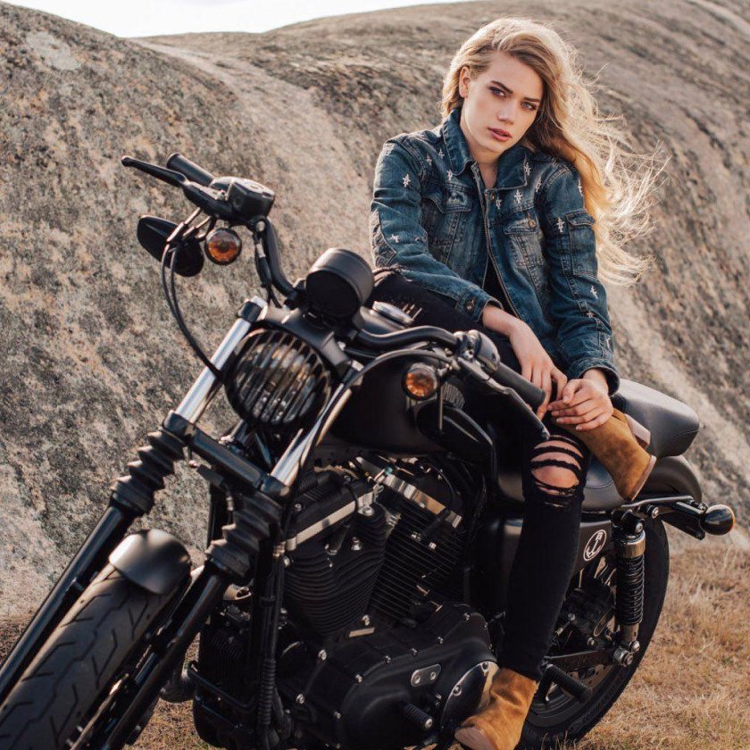 Девушка байкер