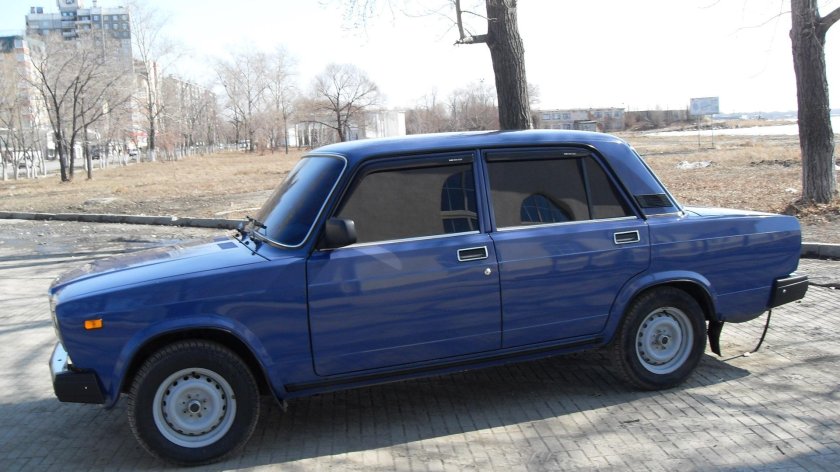 Семёрка ВАЗ 2107 голубая