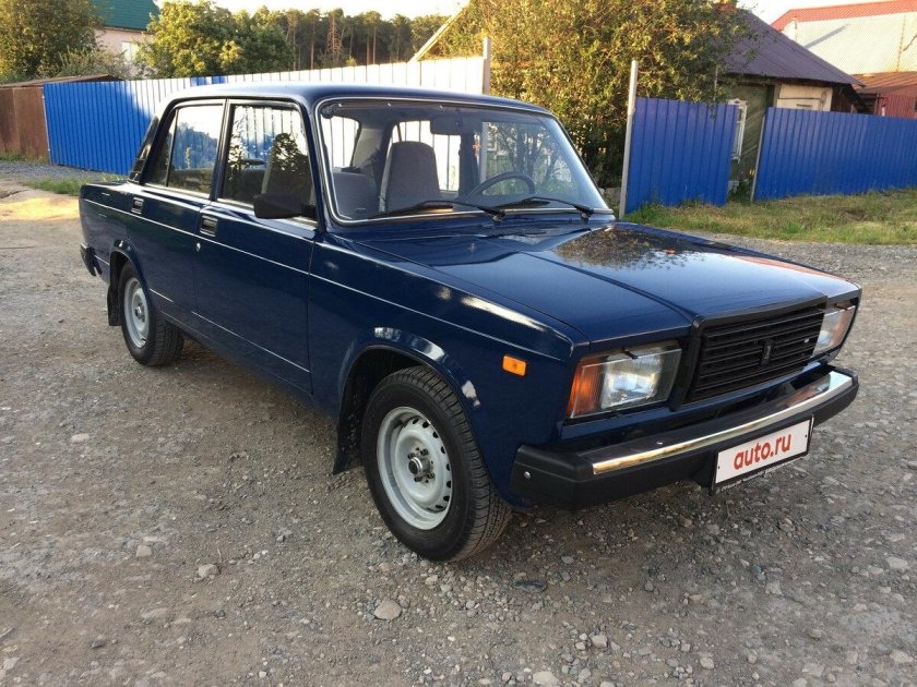 ВАЗ 2107 тёмно синяя