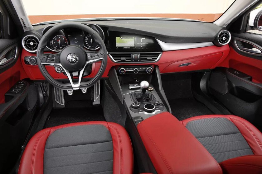 Alfa Romeo Giulia 2018 салон
