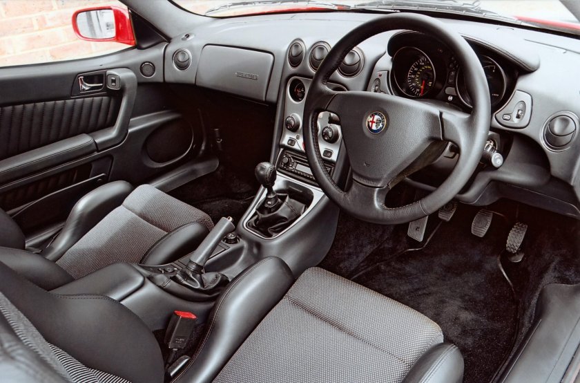 Альфа Ромео салон