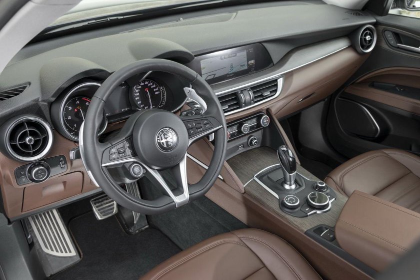 Альфа Ромео Стельвио салон