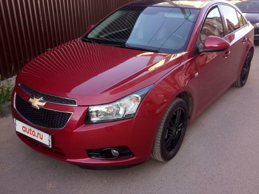 Красный шевроле круз