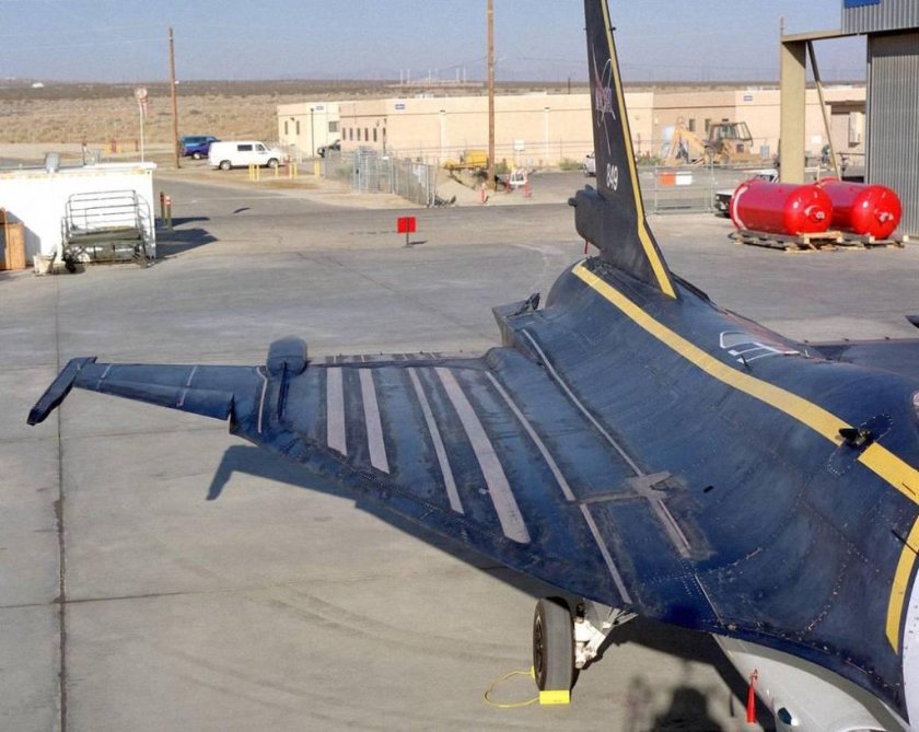 F 16 С треугольными крыльями