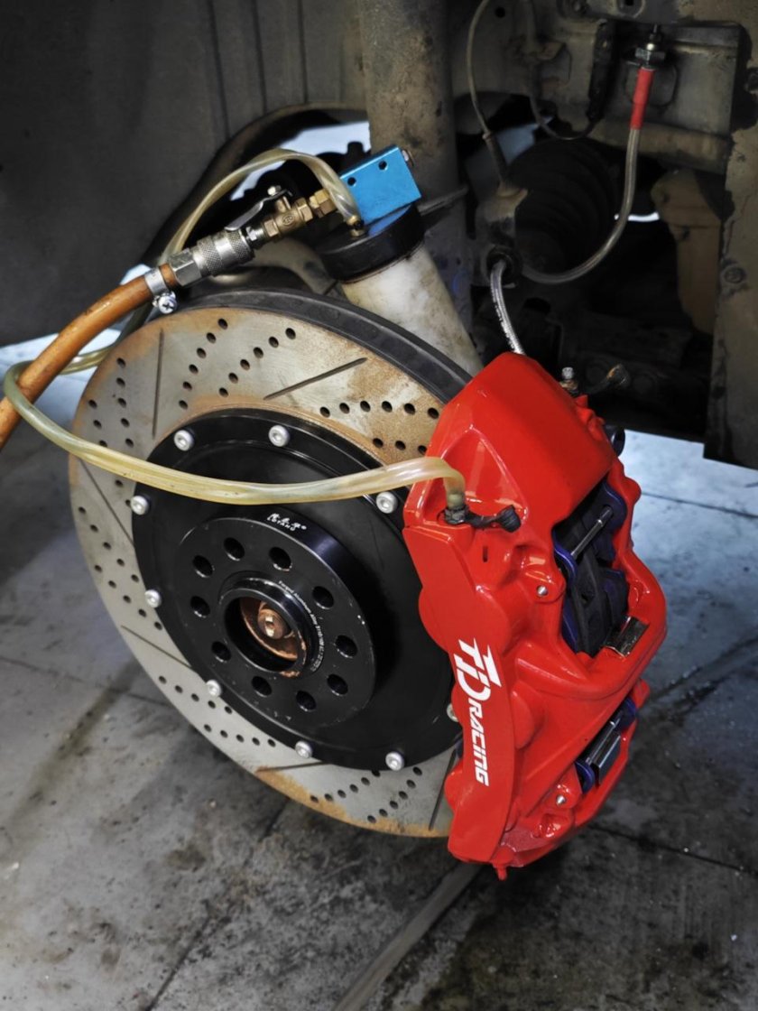 Мощные дисковые тормоза спереди