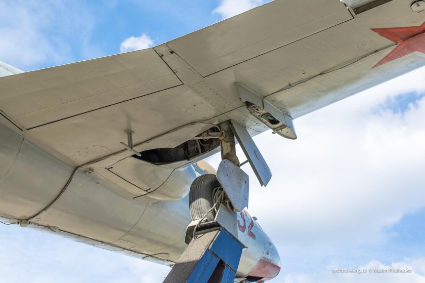 Памятник самолёт l-29 Дельфин