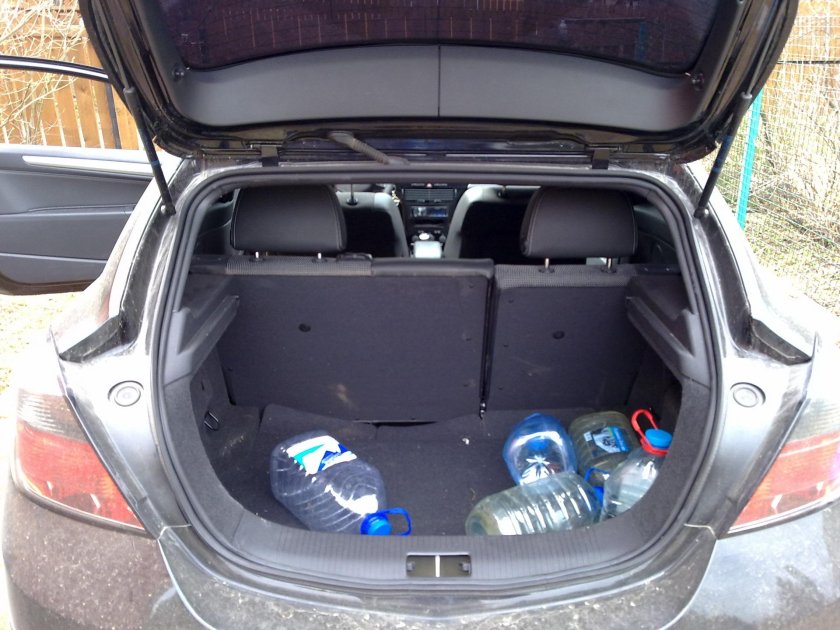 Опель Астра GTC багажник