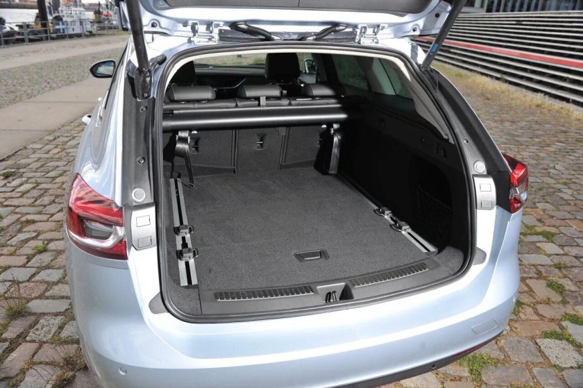 Opel Astra Sports Tourer багажник
