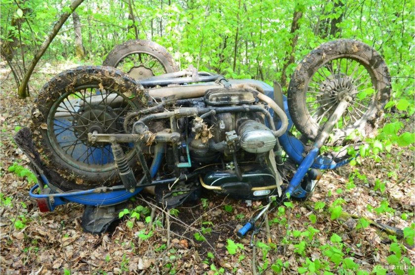 Разбитый Урал мотоцикл