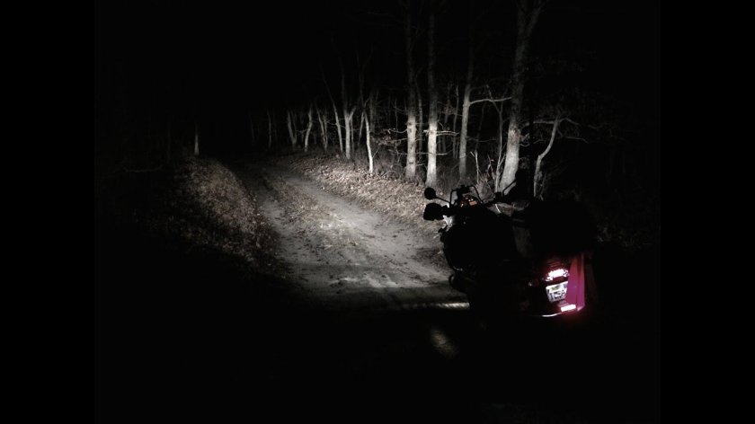 Мотоцикл ночью в лесу