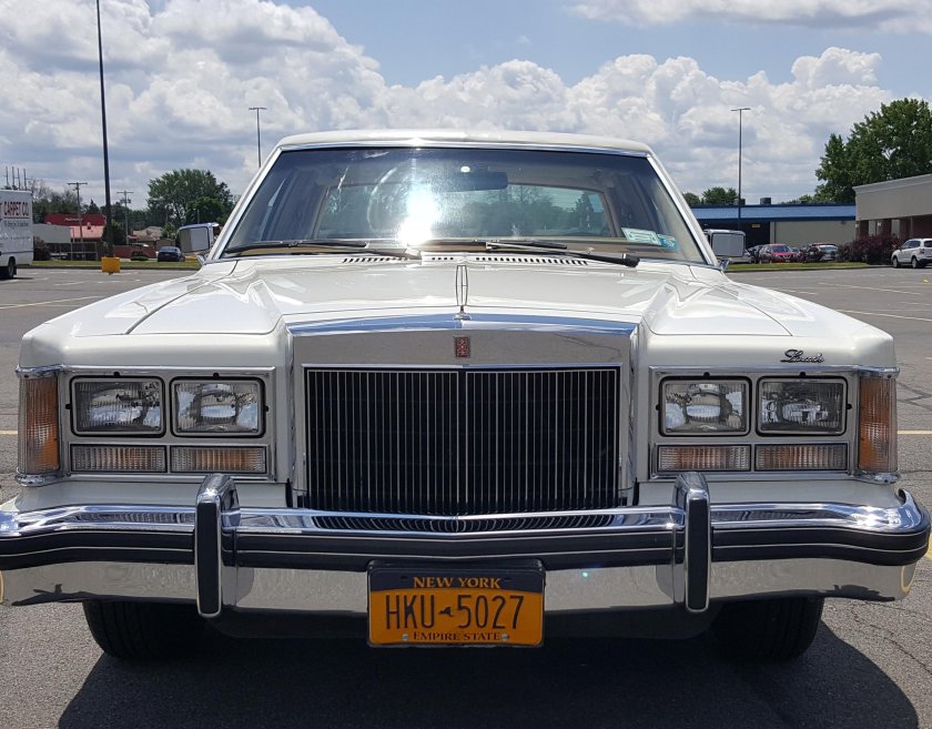 Lincoln Versailles 1977