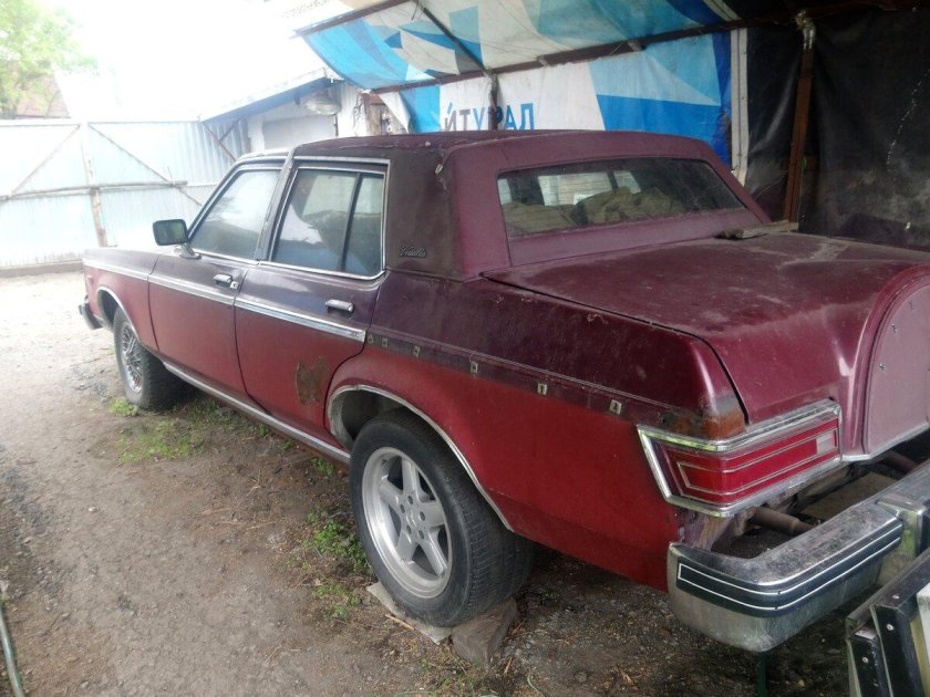 Lincoln Versailles 1977