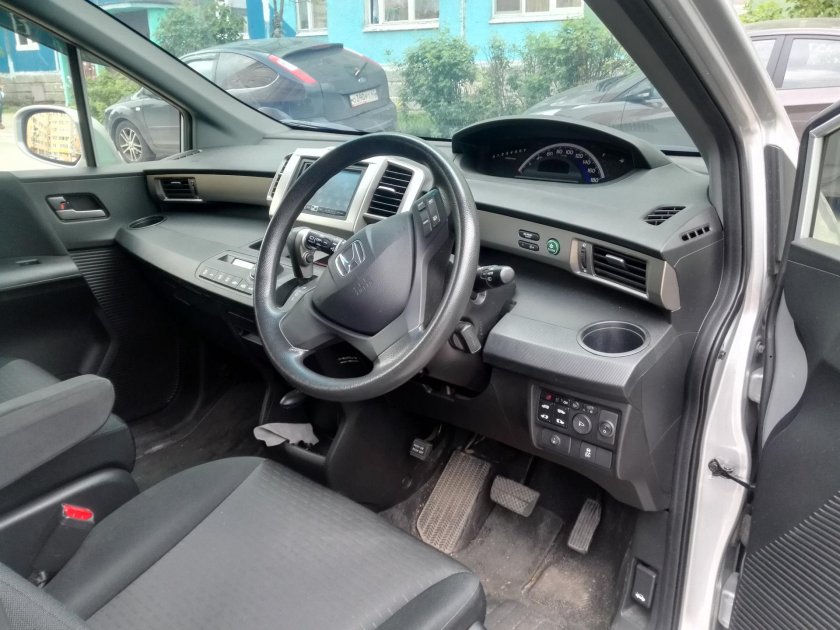 Honda freed Spike 2010 салон