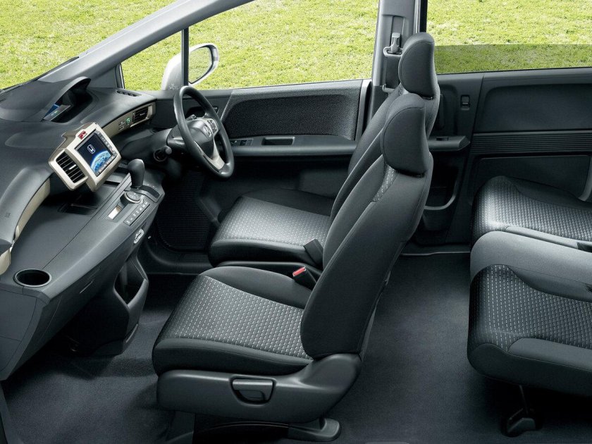 Honda freed Spike 2011