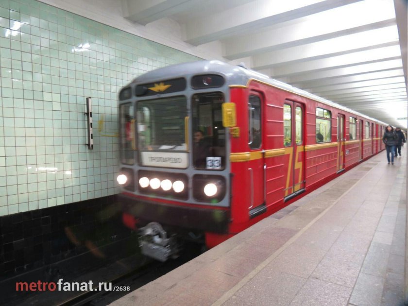 Поезд метро красная стрела 75