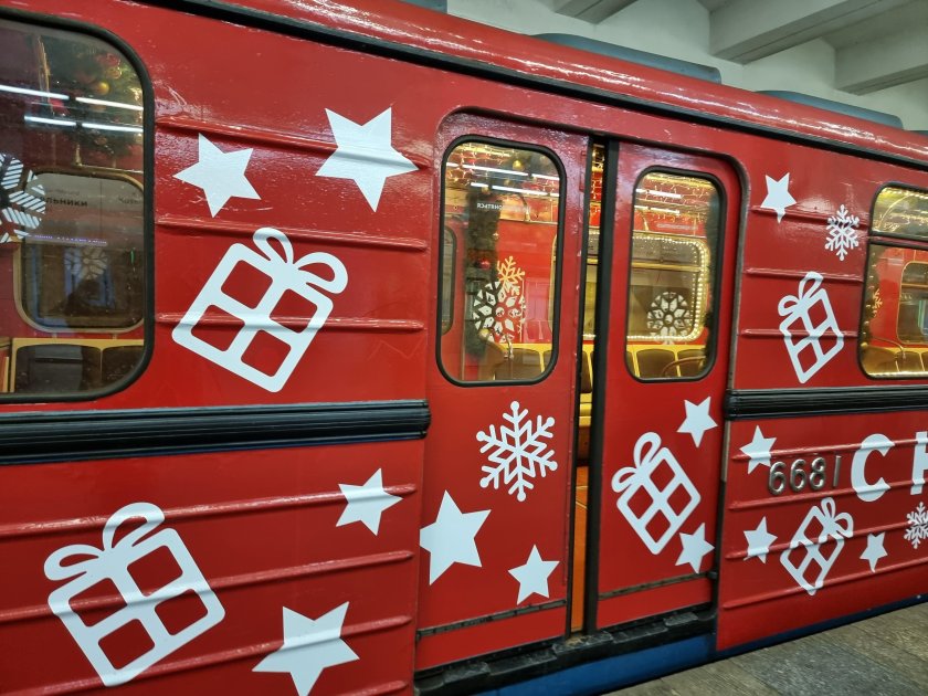 Новогодний поезд метро 2024