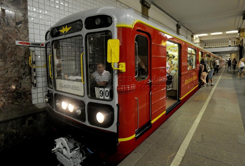Метропоезд красная стрела